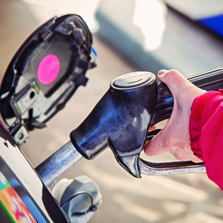 Техническая помощь на дороге — дозаправка автомобиля