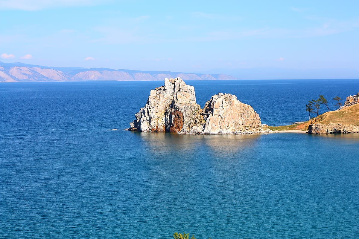 Скала Шаманка на мысе Бурхан летом, остров Ольхон