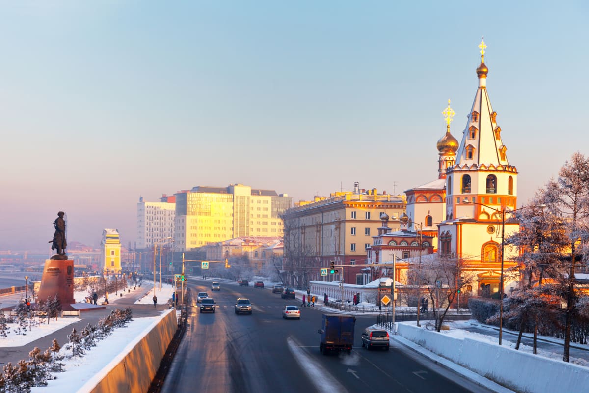 Набережная Ангары и Богоявленский собор в Иркутске